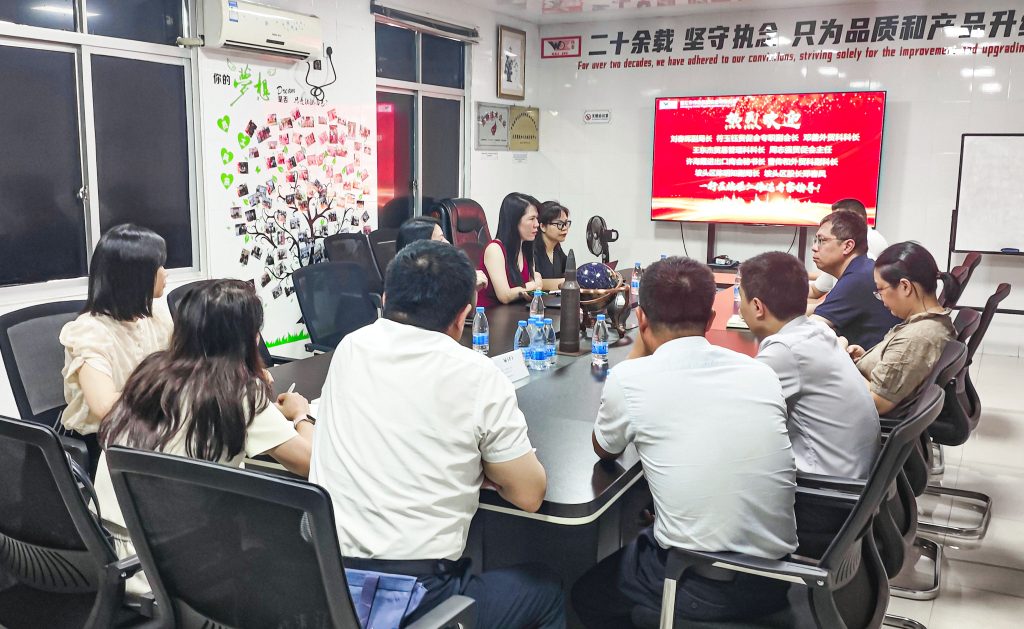 湛江市偉達(dá)機(jī)械實(shí)業(yè)有限公司會(huì)議室，員工與管理層在進(jìn)行企業(yè)戰(zhàn)略會(huì)議，強(qiáng)調(diào)品質(zhì)提升和產(chǎn)品創(chuàng)新，氛圍專(zhuān)業(yè)嚴(yán)謹(jǐn)，展示企業(yè)長(zhǎng)期發(fā)展規(guī)劃。.