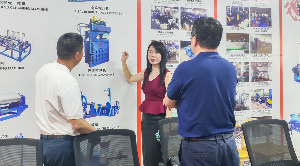 藍(lán)色機(jī)械設(shè)備展覽圖片，展示湛江市偉達(dá)機(jī)械實(shí)業(yè)有限公司的工業(yè)機(jī)械產(chǎn)品和技術(shù)交流場(chǎng)景。.