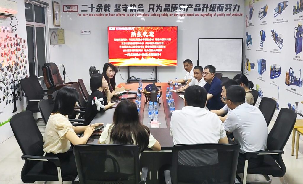 湛江市偉達(dá)機(jī)械實(shí)業(yè)有限公司會(huì)議室內(nèi)部場(chǎng)景，展示企業(yè)團(tuán)隊(duì)會(huì)議與機(jī)械設(shè)備學(xué)習(xí)培訓(xùn)，彰顯專(zhuān)業(yè)機(jī)械制造與企業(yè)文化。.